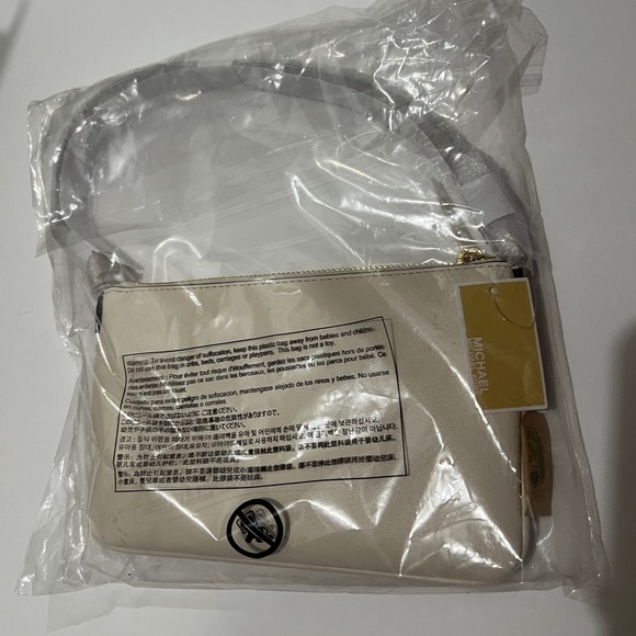 Michael Kors Cream and Gold Star Jet Set Travel Clutch Size Purse - Picture 3 of 5